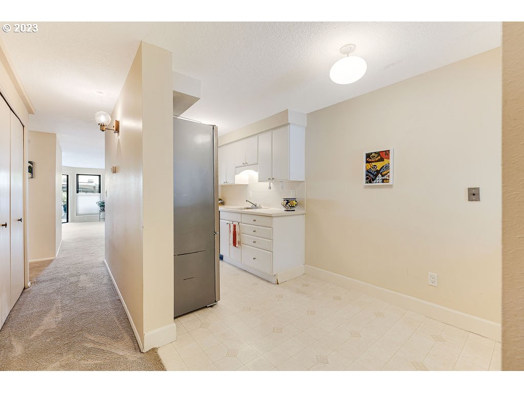 5640 South Riverside Lane, Unit 1 Portland, OR 97239 - Photo 3 of 34 Gallery Image 3