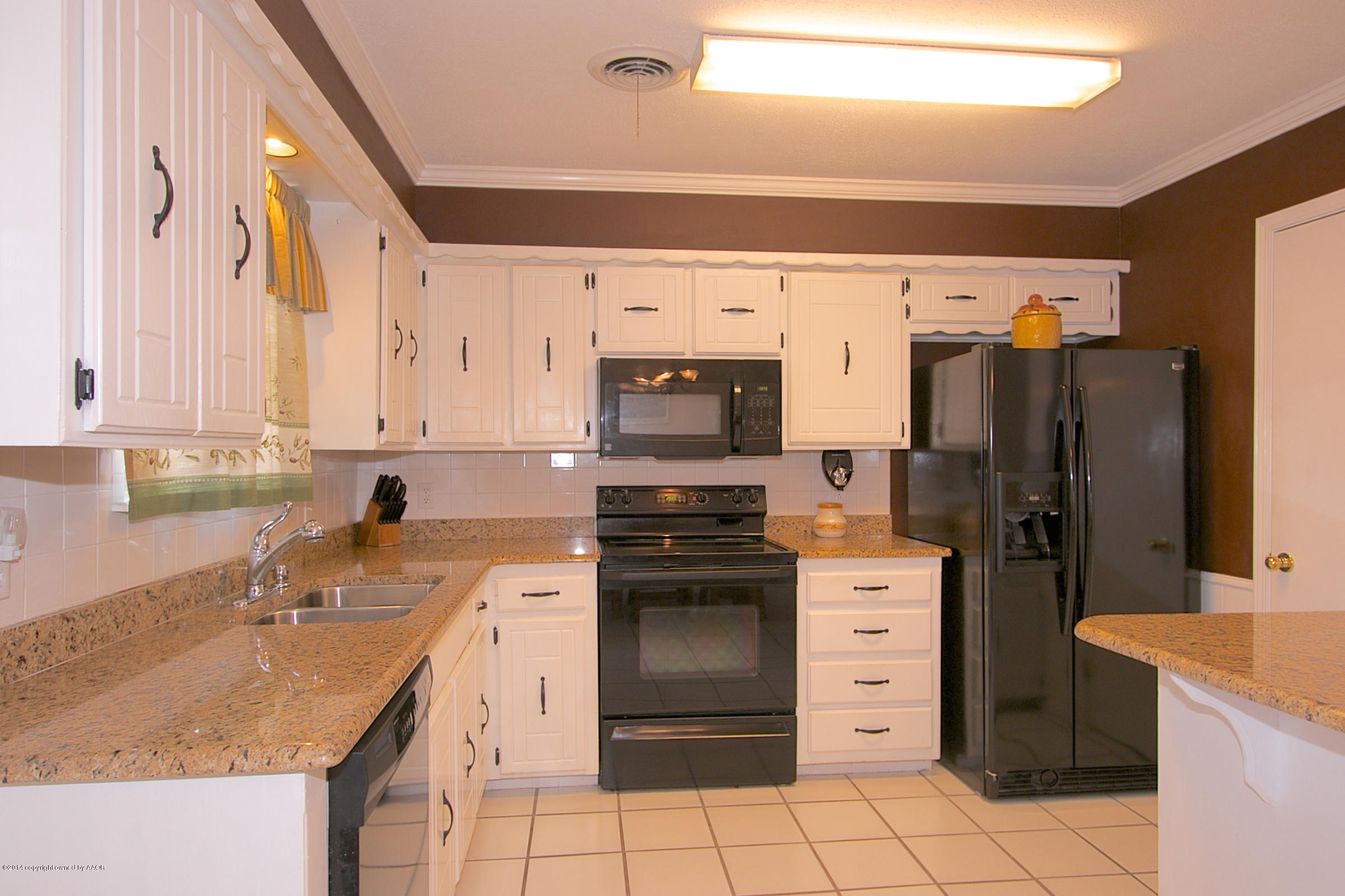 5701 South Fannin Street Amarillo, TX 79110 - Photo 4 of 15 a kitchen with appliances a sink and cabinets