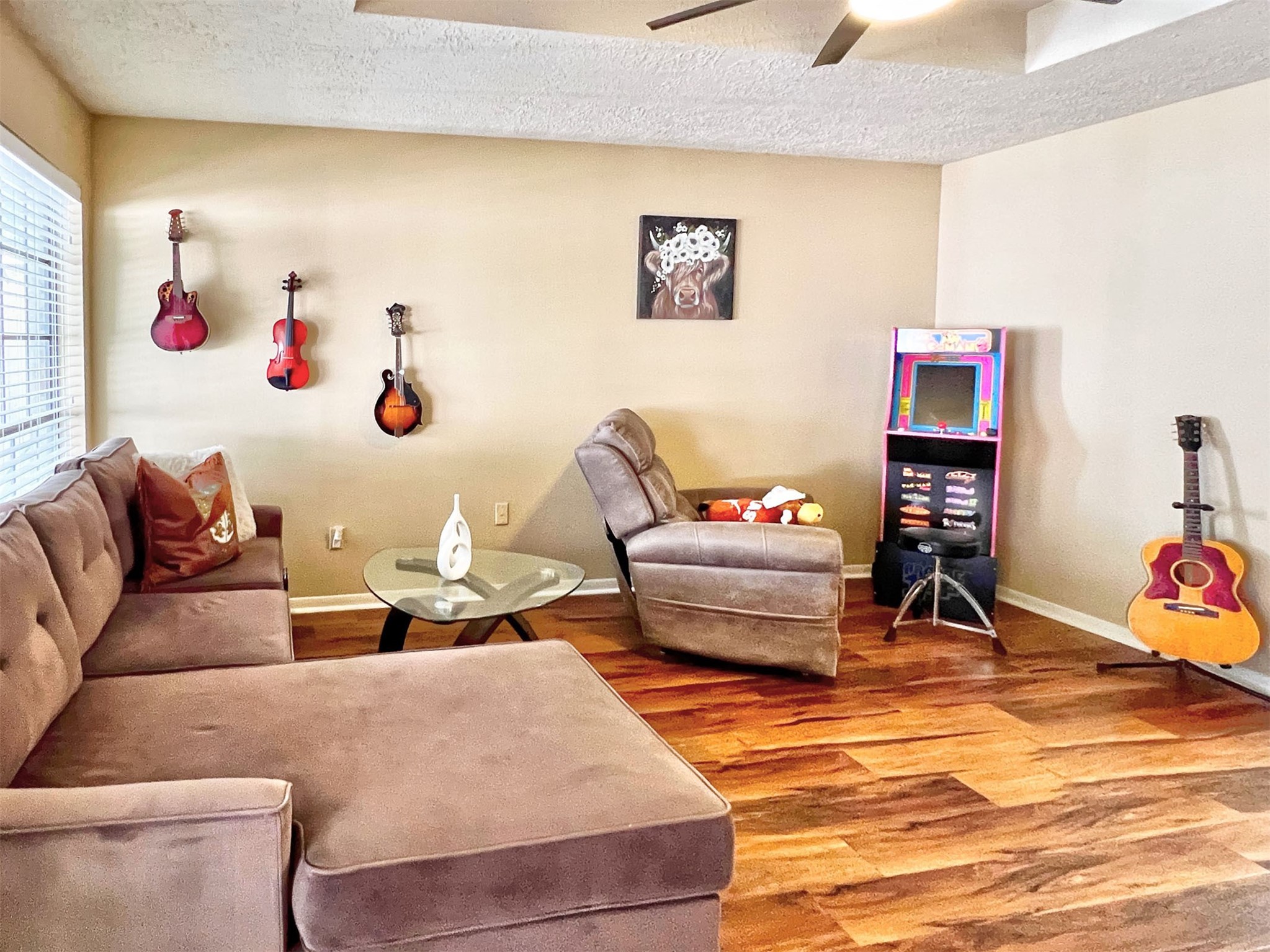 12510 Millvan Drive Houston, TX 77070 - Photo 20 of 46 a living room with furniture and a couch