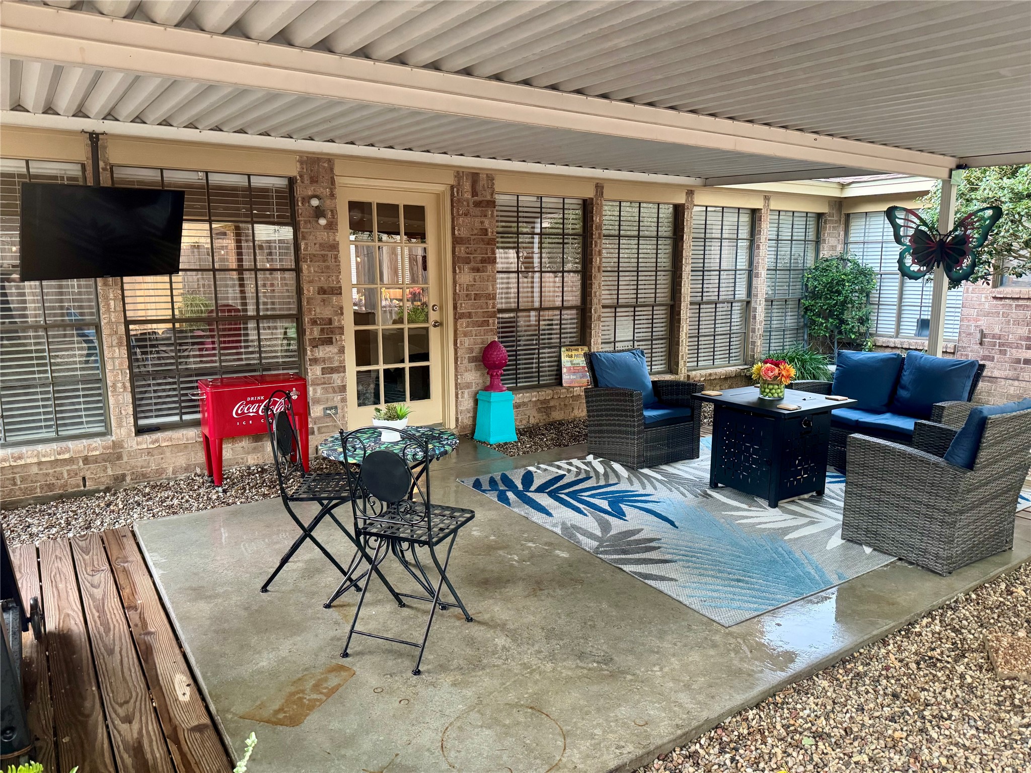 12510 Millvan Drive Houston, TX 77070 - Photo 41 of 46 a living room with furniture and a flat screen tv