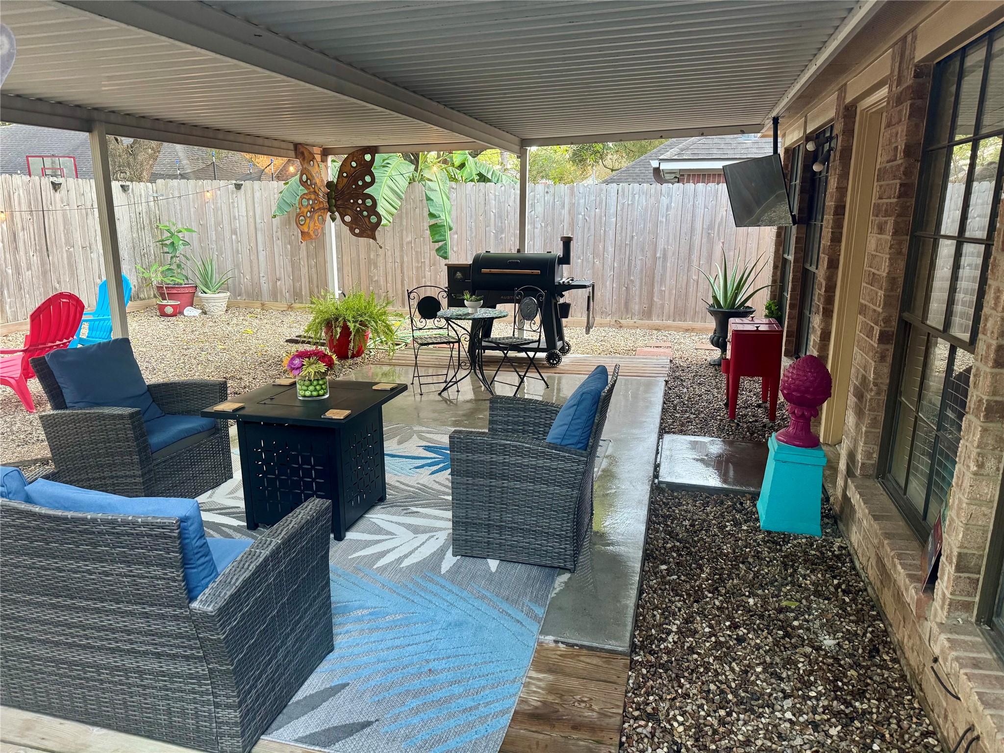 12510 Millvan Drive Houston, TX 77070 - Photo 42 of 46 a living room with furniture and a large window