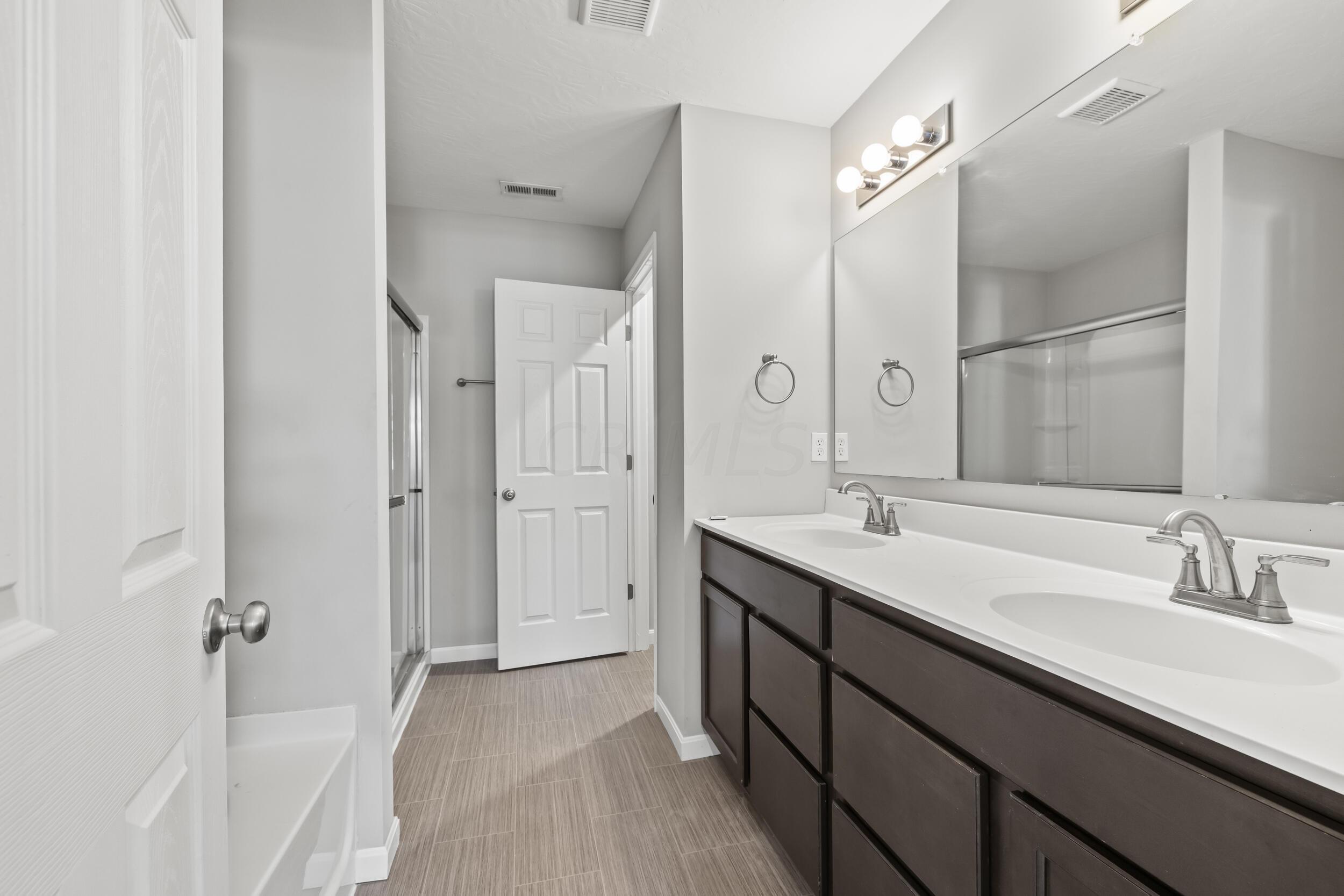 4853 Amber Crossing Road Columbus, OH 43232 - Photo 29 of 39 primary bath