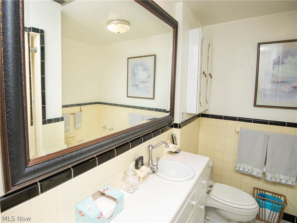 7844 Kinsman Road Novelty, OH 44072 - Photo 21 of 27 Hall bathroom.