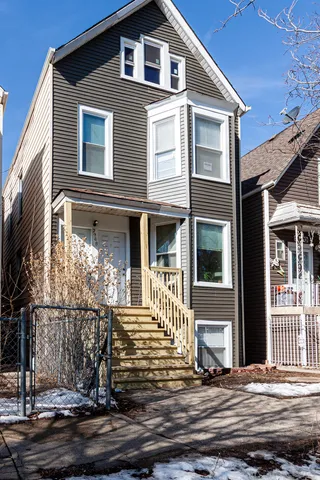 $1,950 | 2968 North Ridgeway Avenue, Unit 2R, Chicago, IL 60618