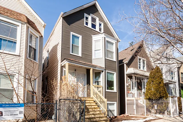 $1,950 | 2968 North Ridgeway Avenue, Unit 2R, Chicago, IL 60618