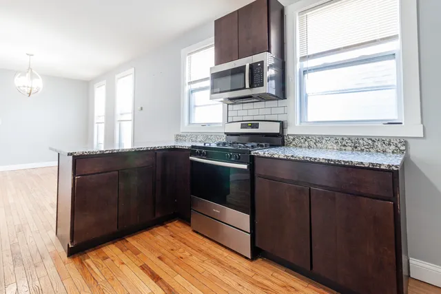 $1,950 | 2968 North Ridgeway Avenue, Unit 2R, Chicago, IL 60618