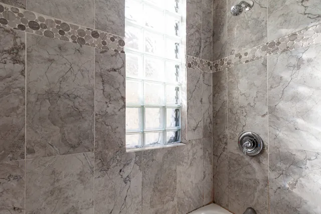 $1,950 | 2968 North Ridgeway Avenue, Unit 2R, Chicago, IL 60618