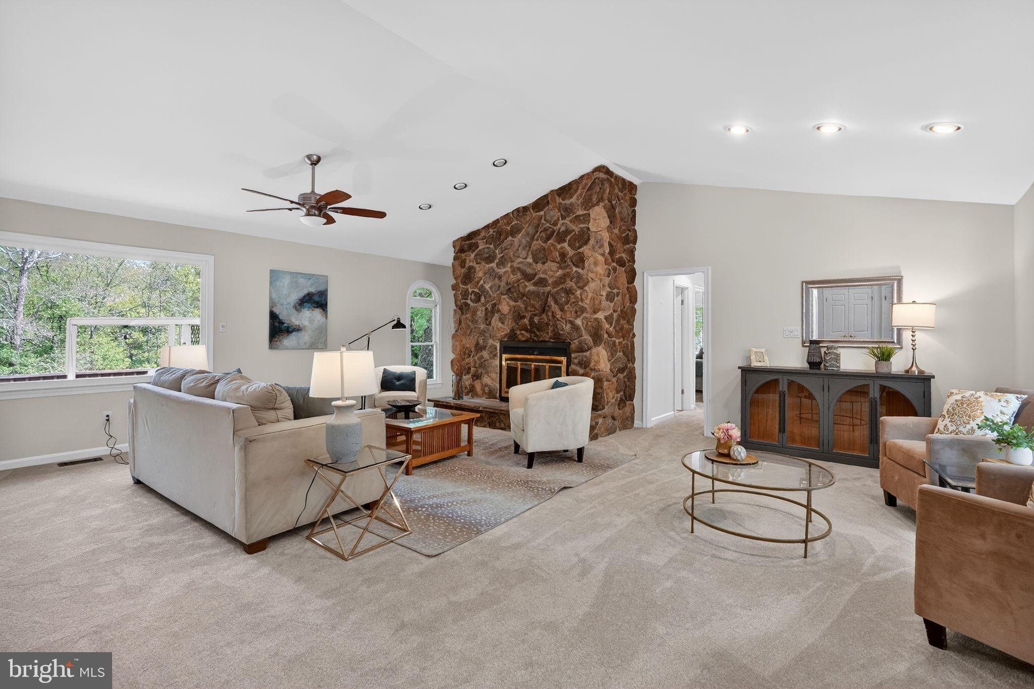 13821 Esworthy Road Darnestown, MD 20874 - Photo 5 of 98 Great room with new carpets