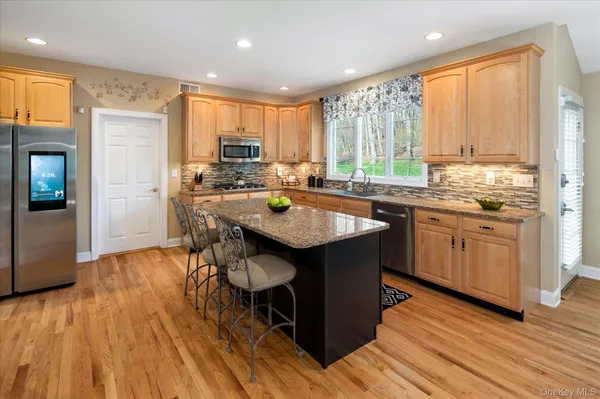 $1,350,000 | 15 Hallocks Run, Somers, NY 10589