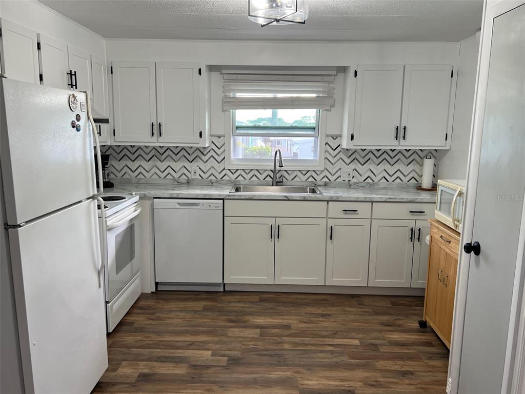 576 Queen Palm Largo, FL 33778 - Photo 4 of 33