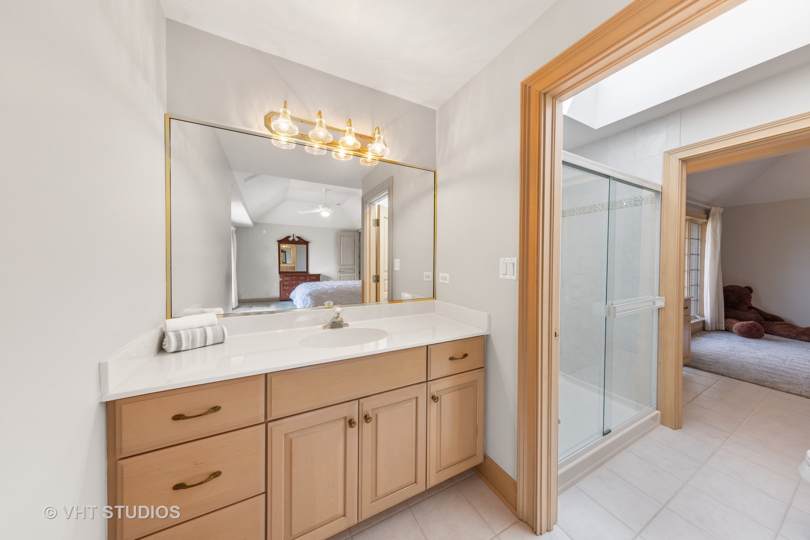 101 Windmill Road Orland Park, IL 60467 - Photo 22 of 56 a en suite bathroom with a double vanity sink and a mirror