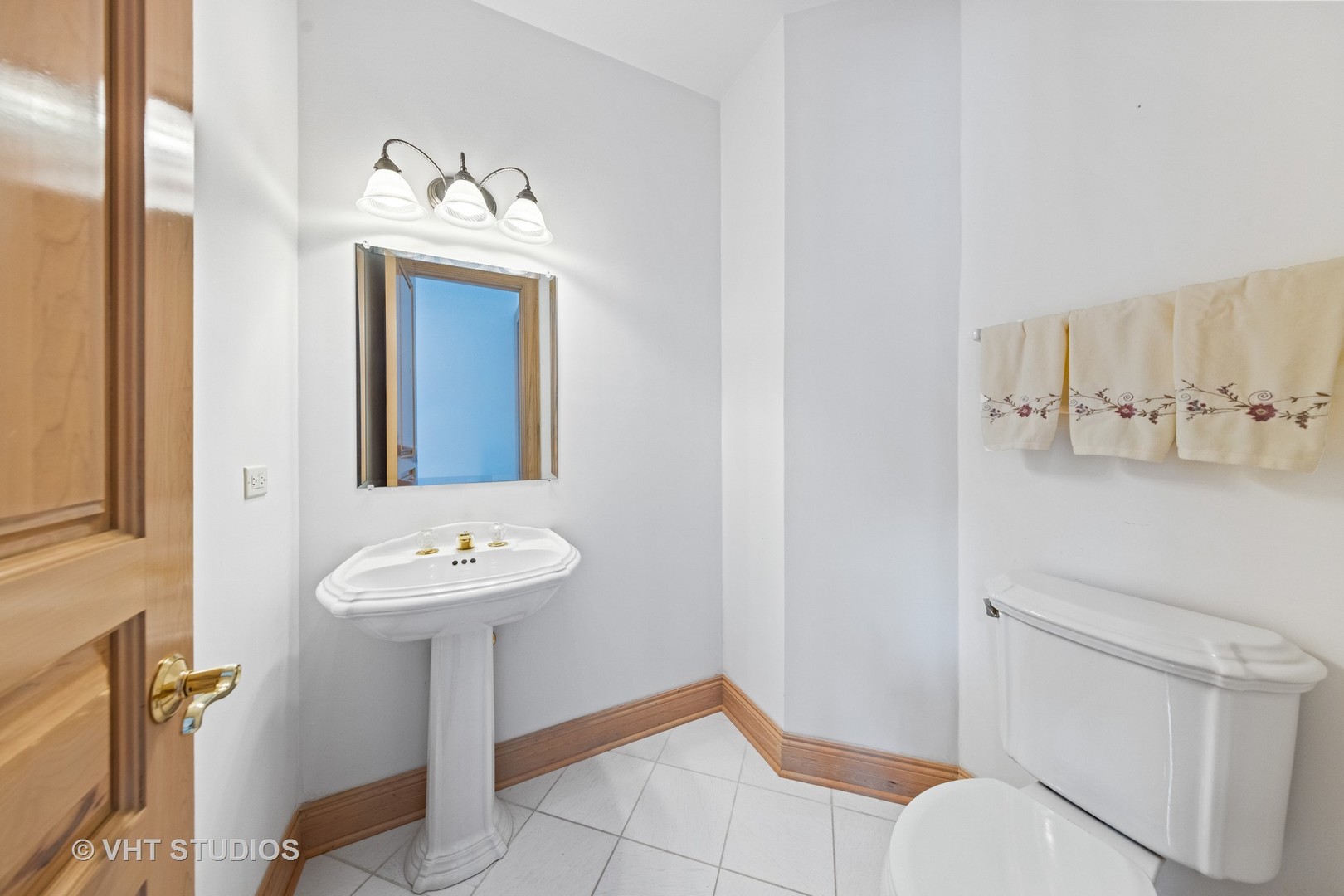 101 Windmill Road Orland Park, IL 60467 - Photo 30 of 56 a bathroom with a sink and mirror