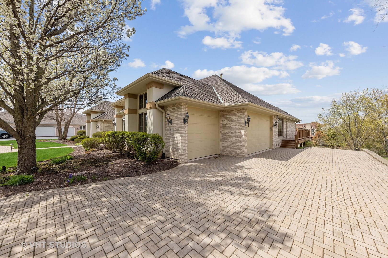 101 Windmill Road Orland Park, IL 60467 - Photo 4 of 56 a front view of a house with a yard