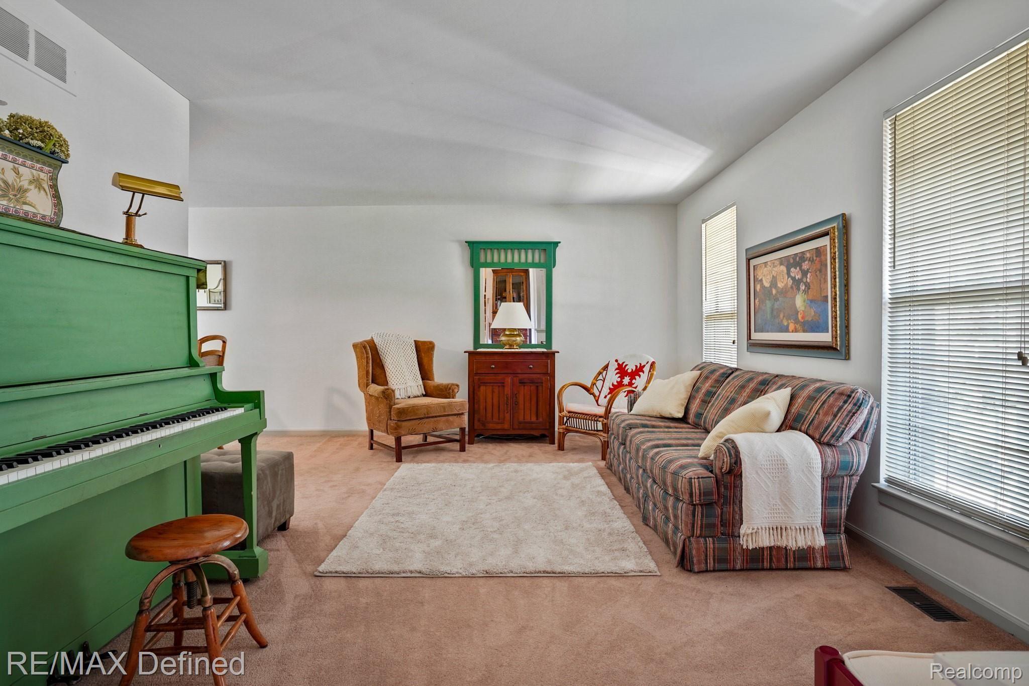 2183 North Fairview Lane Rochester, MI 48306 - Photo 8 of 36 2183-N-Fairview-Ln-07.jpg