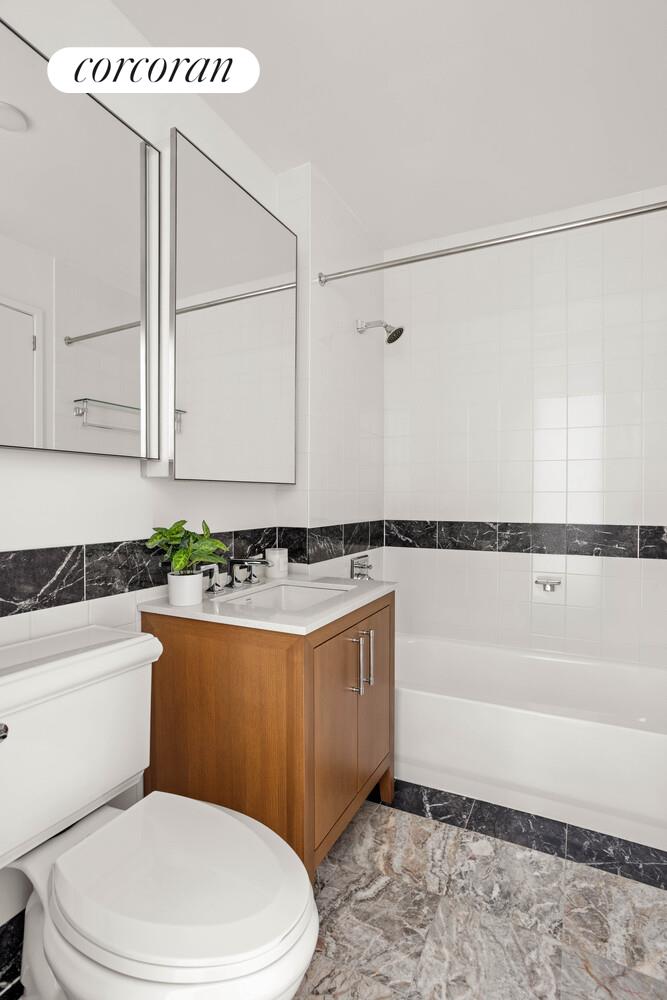 425 Main Street, Unit PH2E Manhattan, NY 10044 - Photo 4 of 22 a bathroom with a sink a toilet and bathtub