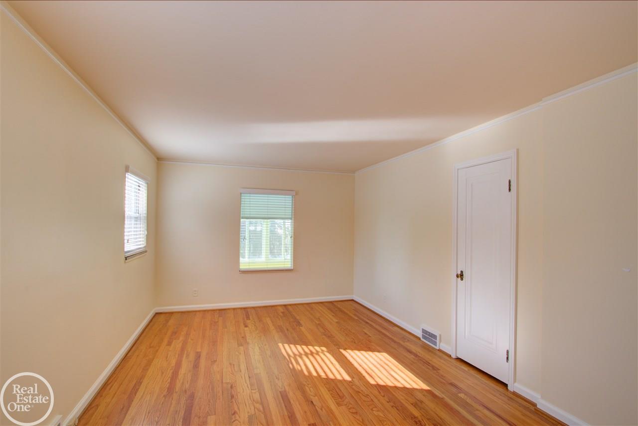 865 Barrington Road Grosse Pointe, MI 48230 - Photo 21 of 43 31370057-20.JPG