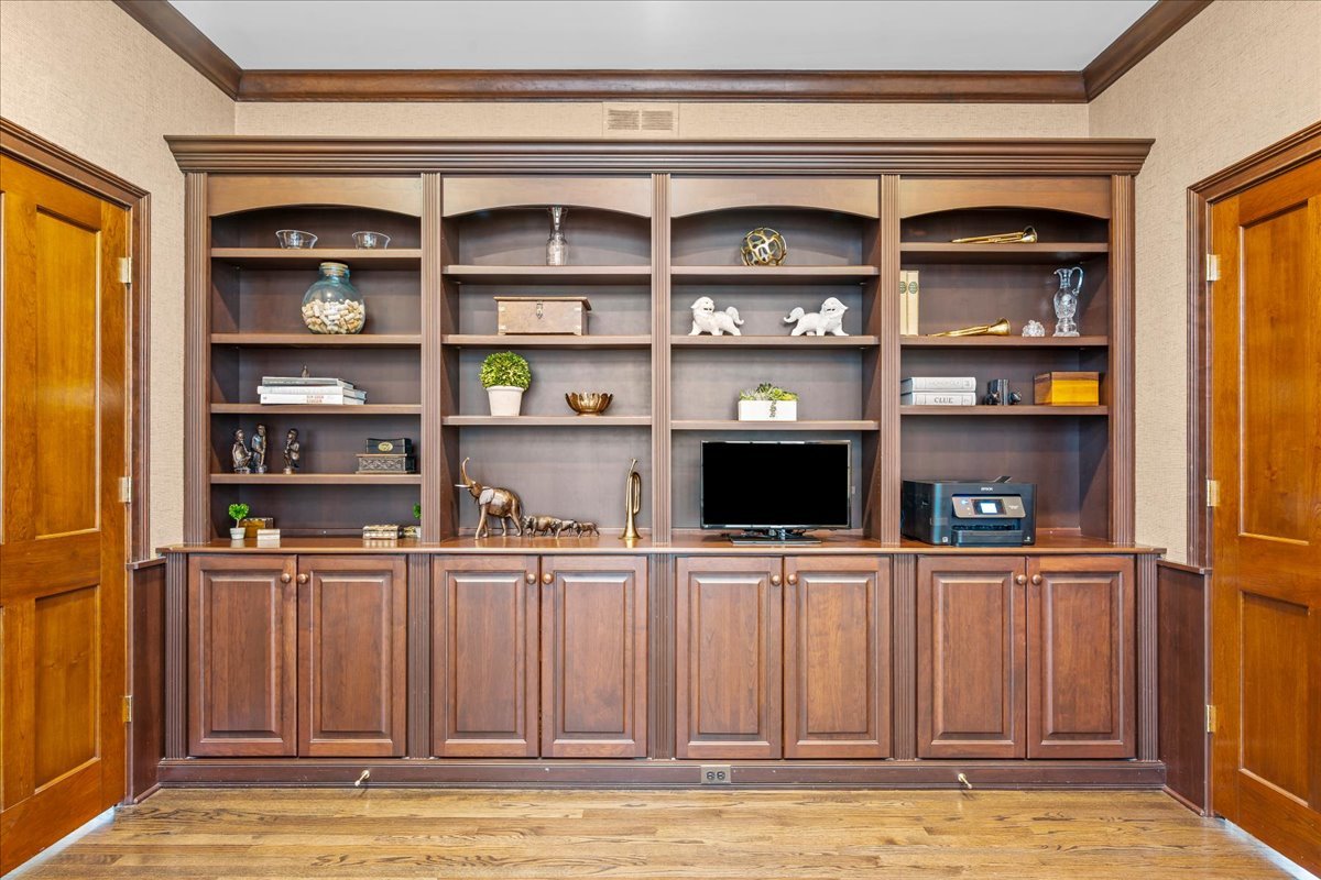 410 Cedar Street Winnetka, IL 60093 - Photo 25 of 57 a view of a livingroom with furniture