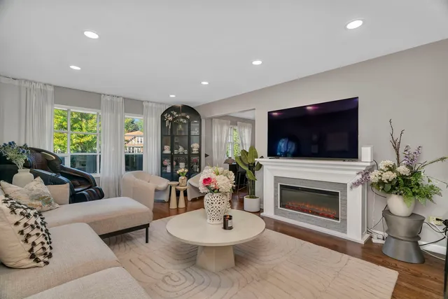 $464,900 | 4217 Main Street, Downers Grove, IL 60515