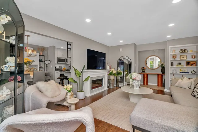 $464,900 | 4217 Main Street, Downers Grove, IL 60515