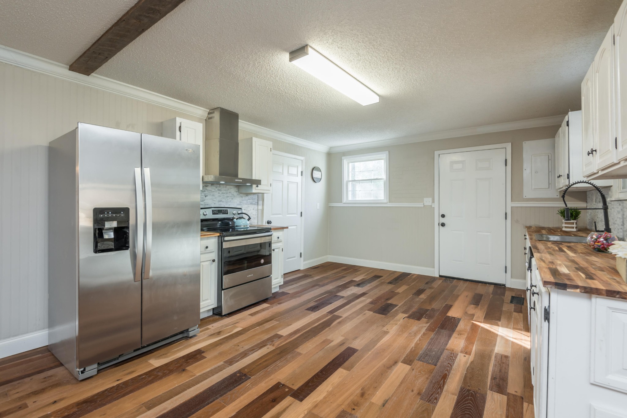 9825 Chestnut Ridge Road Heiskell, TN 37754 - Photo 8 of 32 a kitchen with kitchen island granite countertop a refrigerator oven a sink and dishwasher