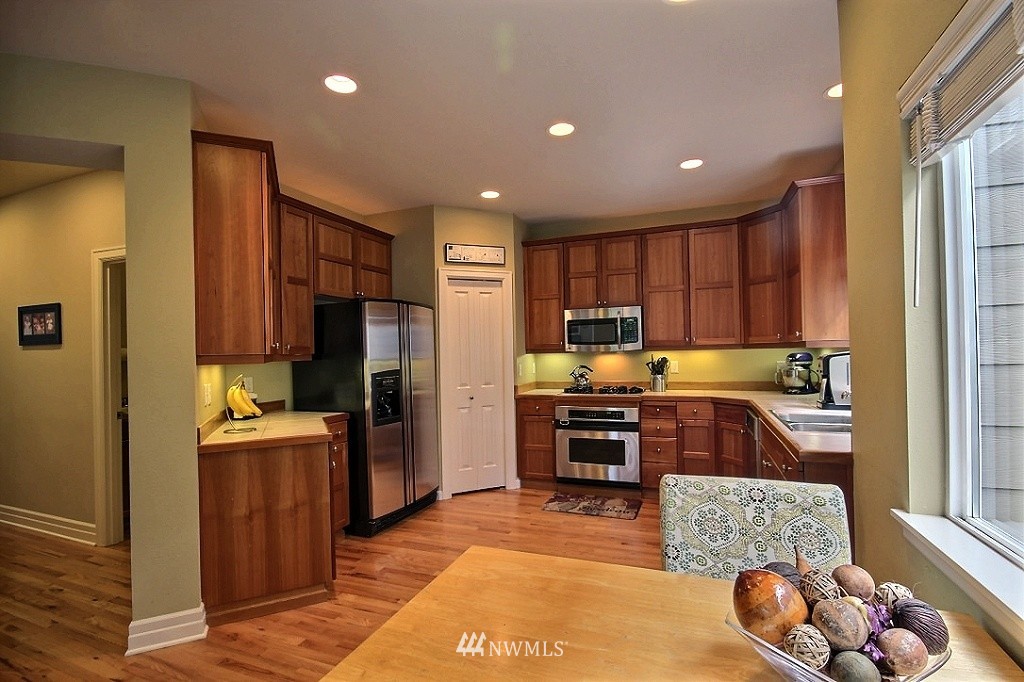1901 Northeast 35th Place Renton, WA 98056 - Photo 4 of 25 Gallery Image 4