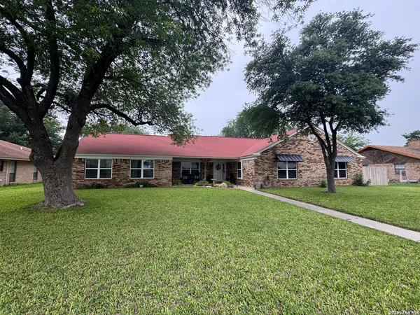 $449,000 | 116 South Bluebonnet Drive, Uvalde, TX 78801