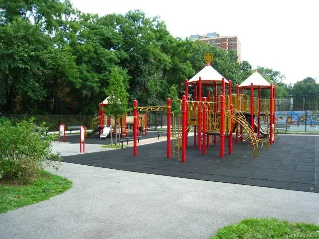 a view of park with entertaining space