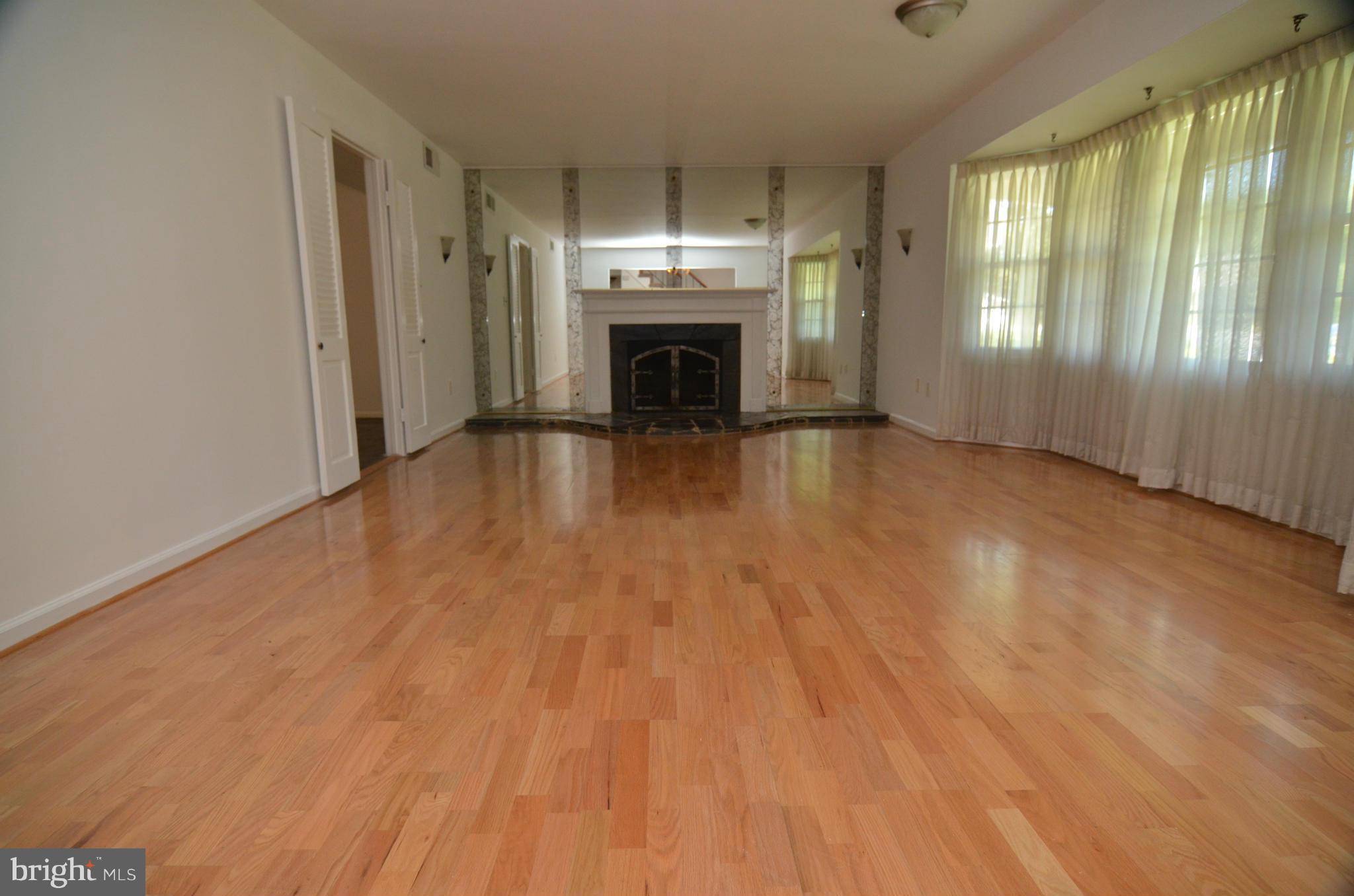 9205 Pleasant Court Laurel, MD 20708 - Photo 3 of 30 Living Room