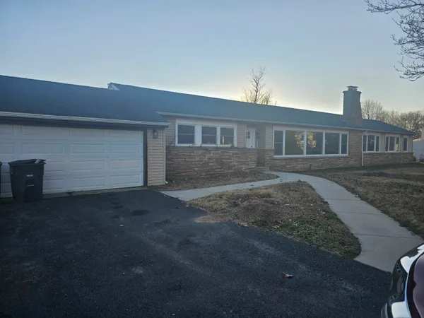 a view of a house with a yard