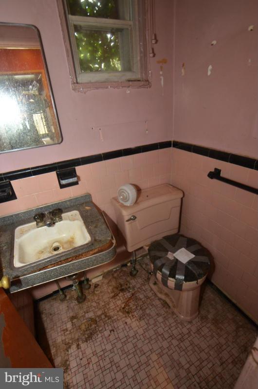 4212 Bonner Road Baltimore, MD 21216 - Photo 12 of 19 Half Bath