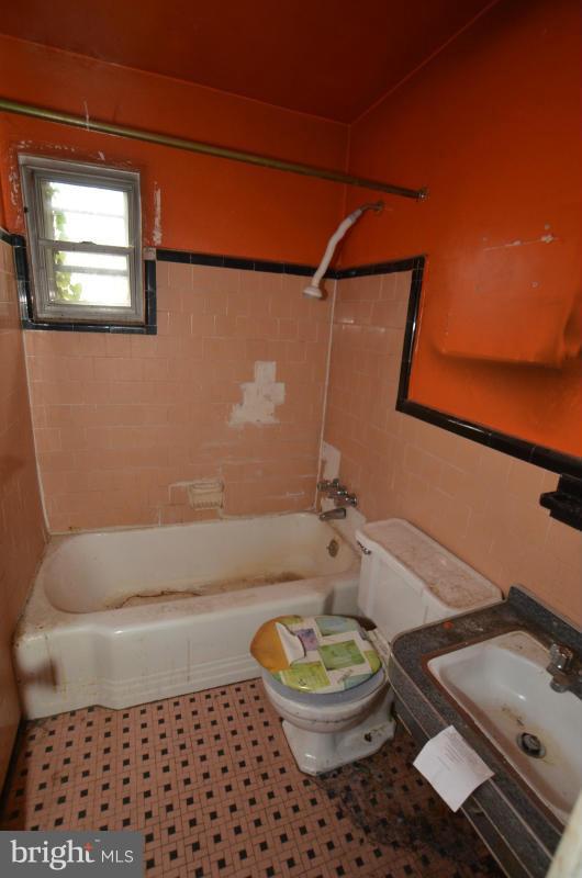 4212 Bonner Road Baltimore, MD 21216 - Photo 8 of 19 Bath