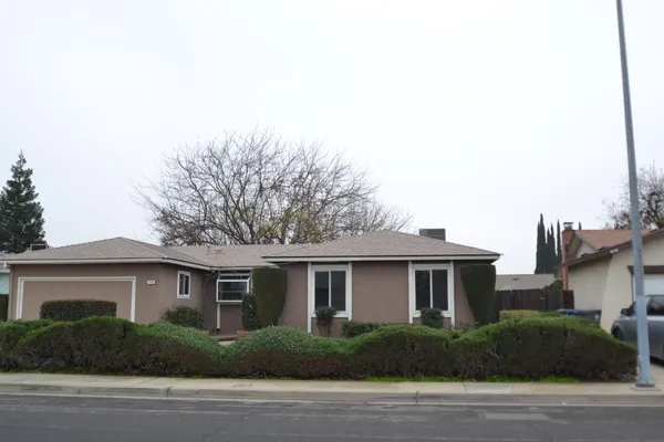 $429,900 | 332 West Indianapolis Avenue, Clovis, CA 93612