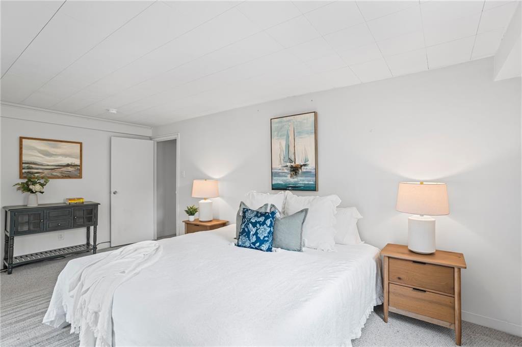 4601 Fifth Avenue, Unit 226 Pittsburgh, PA 15213 - Photo 24 of 34 a bedroom with bed and window