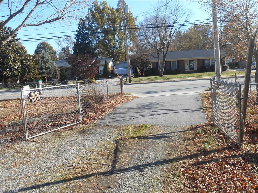 515-517 Oakview Road High Point, NC 27265 - Photo 19 of 29 Front Gate