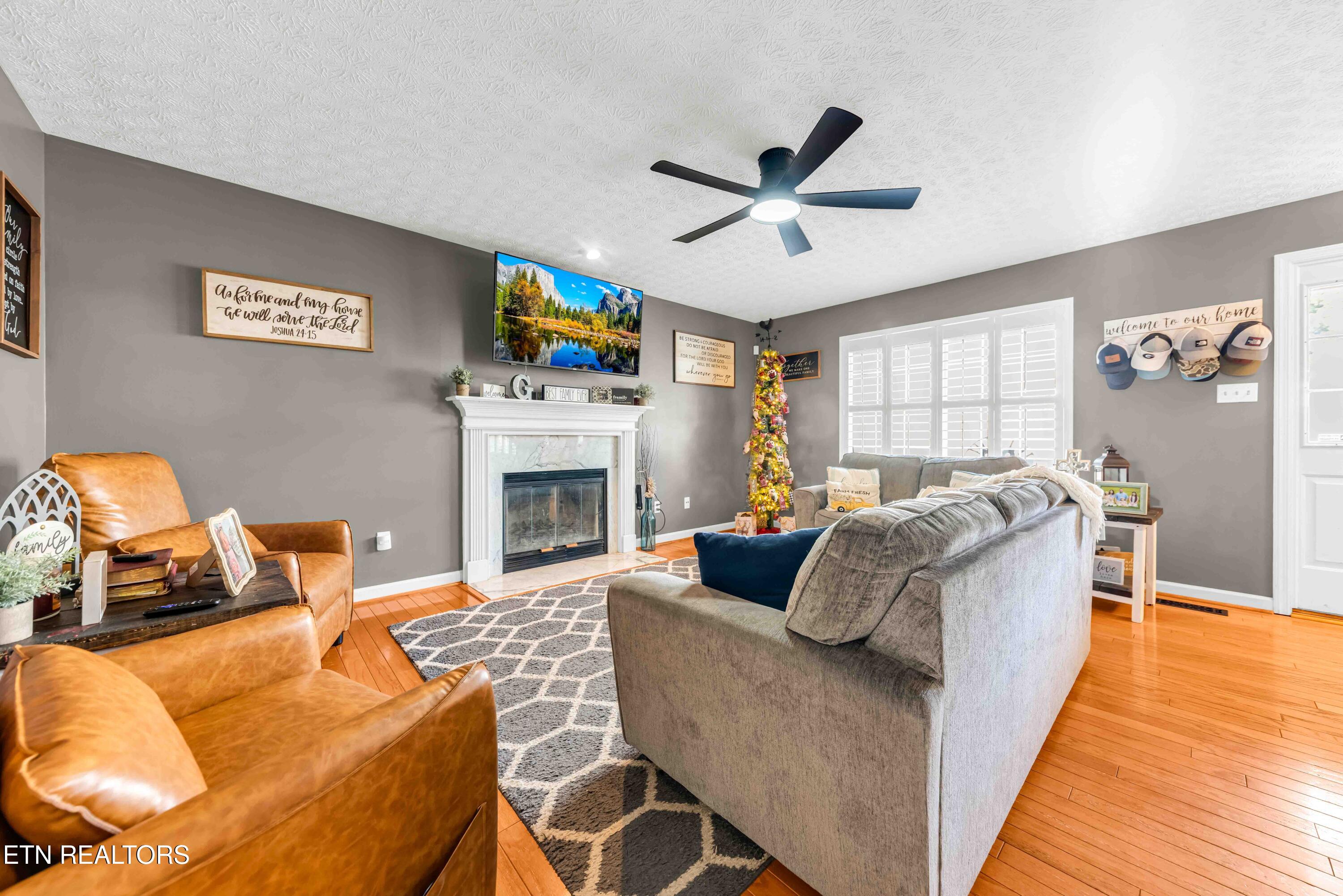 153 Autumn Drive Clinton, TN 37716 - Photo 8 of 29 Family room with fire place