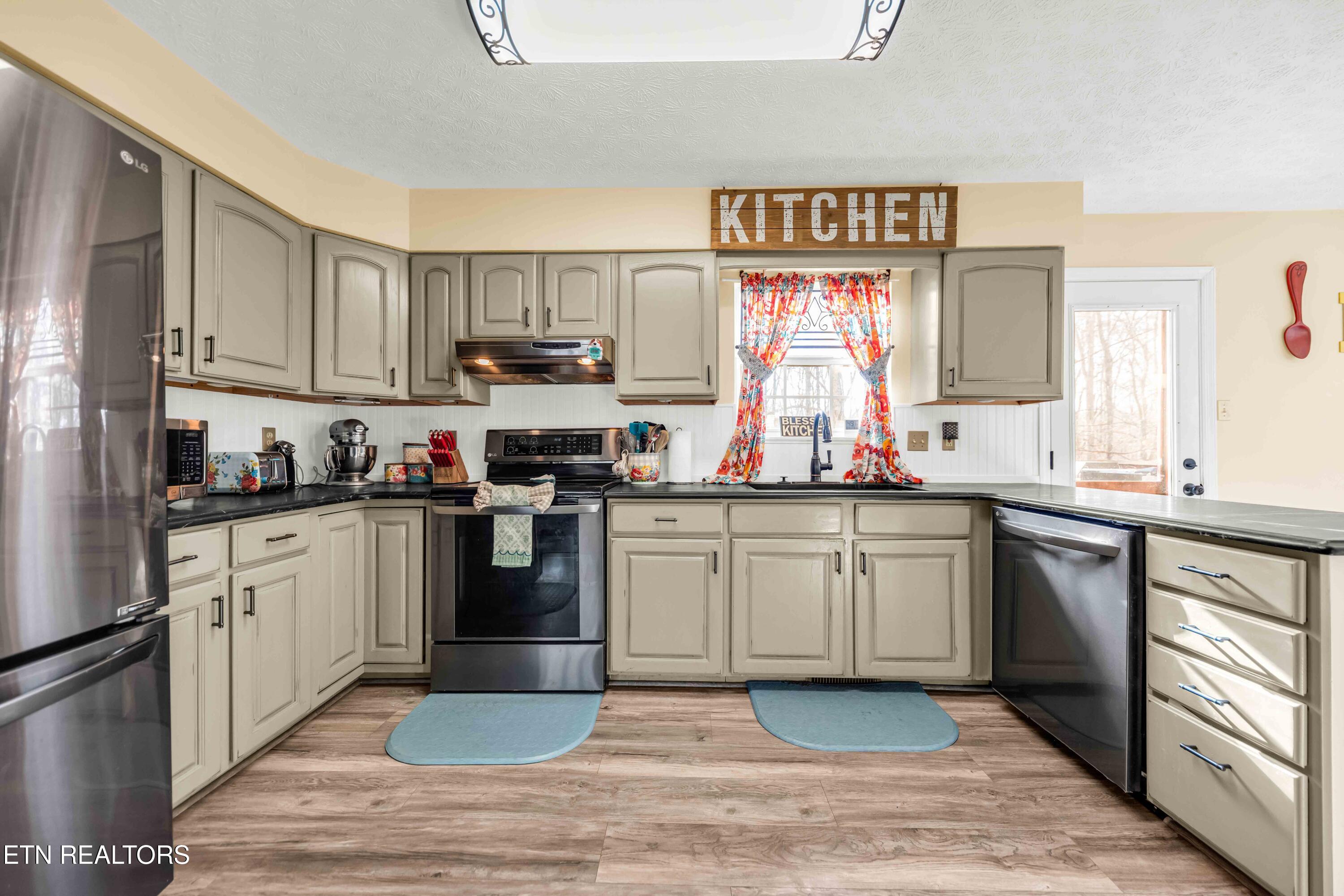 153 Autumn Drive Clinton, TN 37716 - Photo 10 of 29 Kitchen