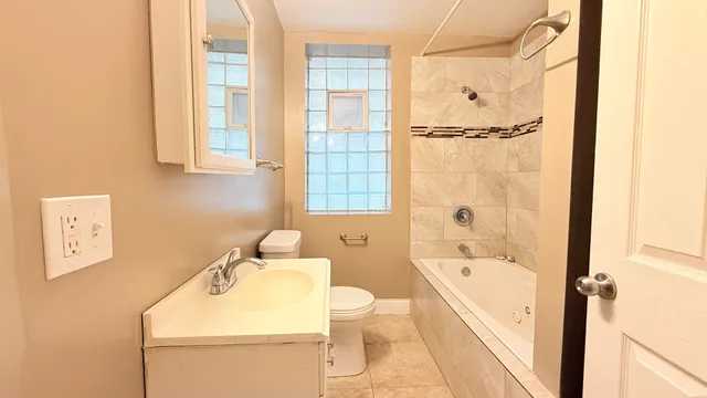 $1,300 | 8017 South Phillips Avenue, Unit G, Chicago, IL 60617