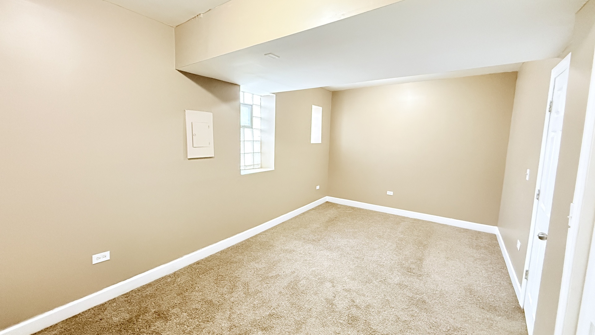 8017 South Phillips Avenue, Unit G Chicago, IL 60617 - Photo 7 of 16 a view of an empty room with a window