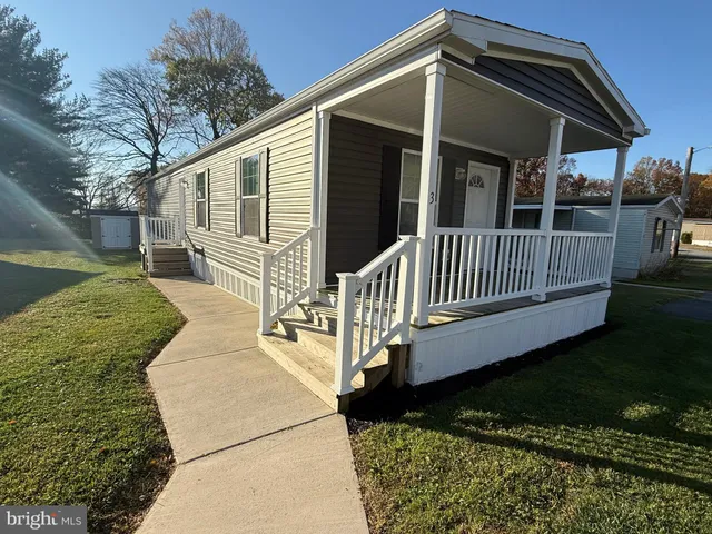 a view of a house with backyard and porch