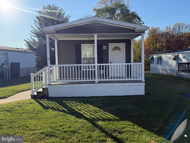 a view of a house with backyard and porch