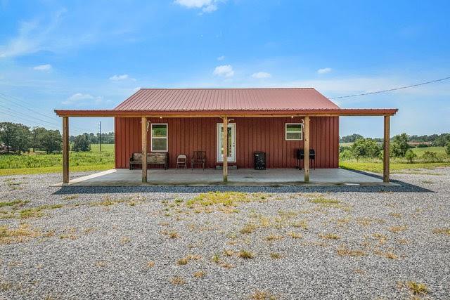a view of a house with backyard and porch