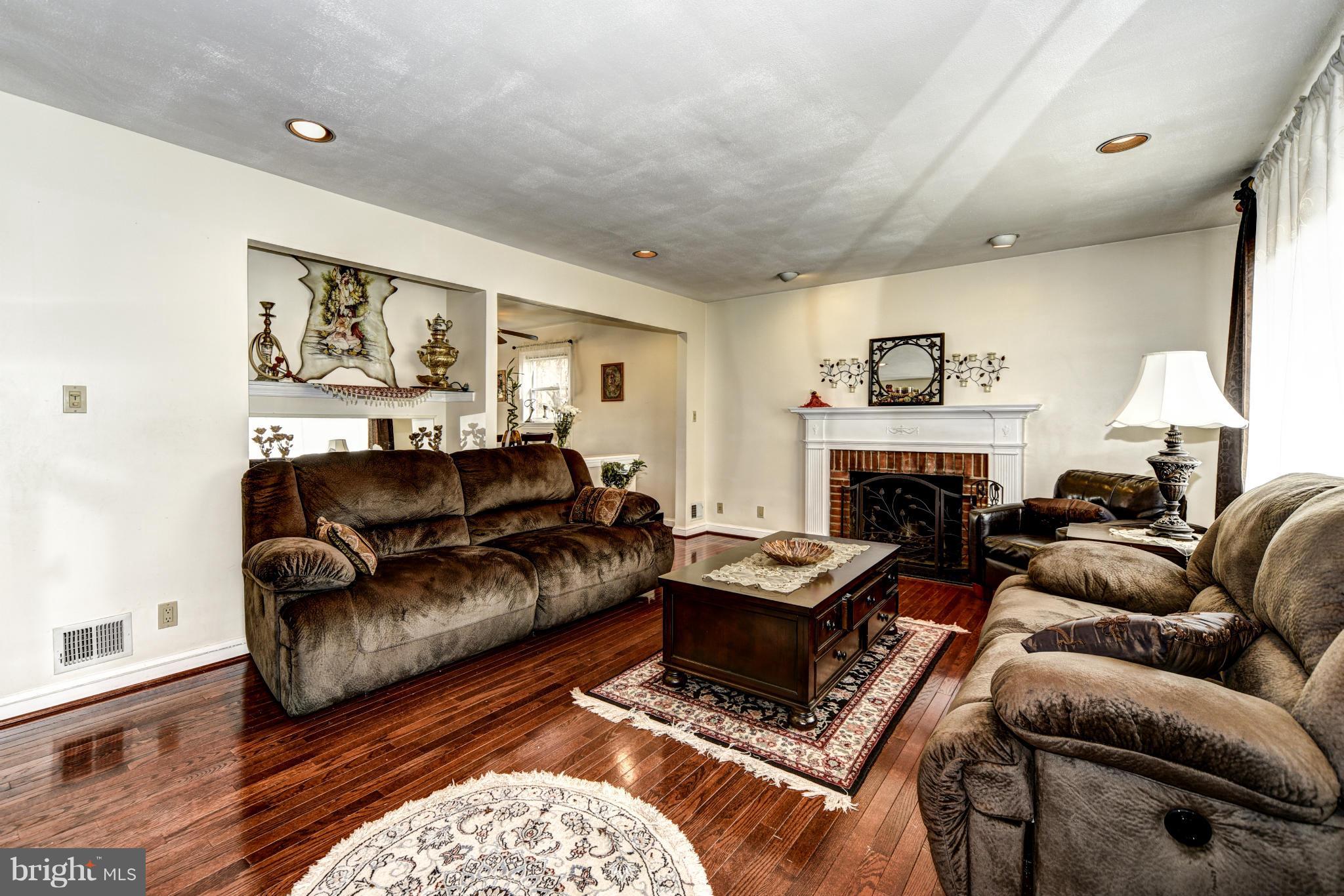 2811 Hardy Avenue Silver Spring, MD 20902 - Photo 14 of 29 Living Room