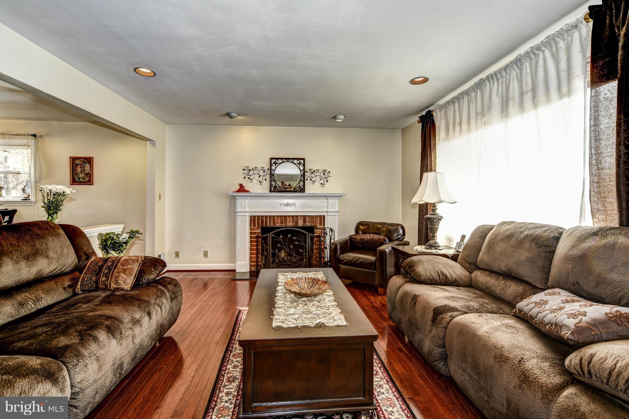 2811 Hardy Avenue Silver Spring, MD 20902 - Photo 17 of 29 Living Room