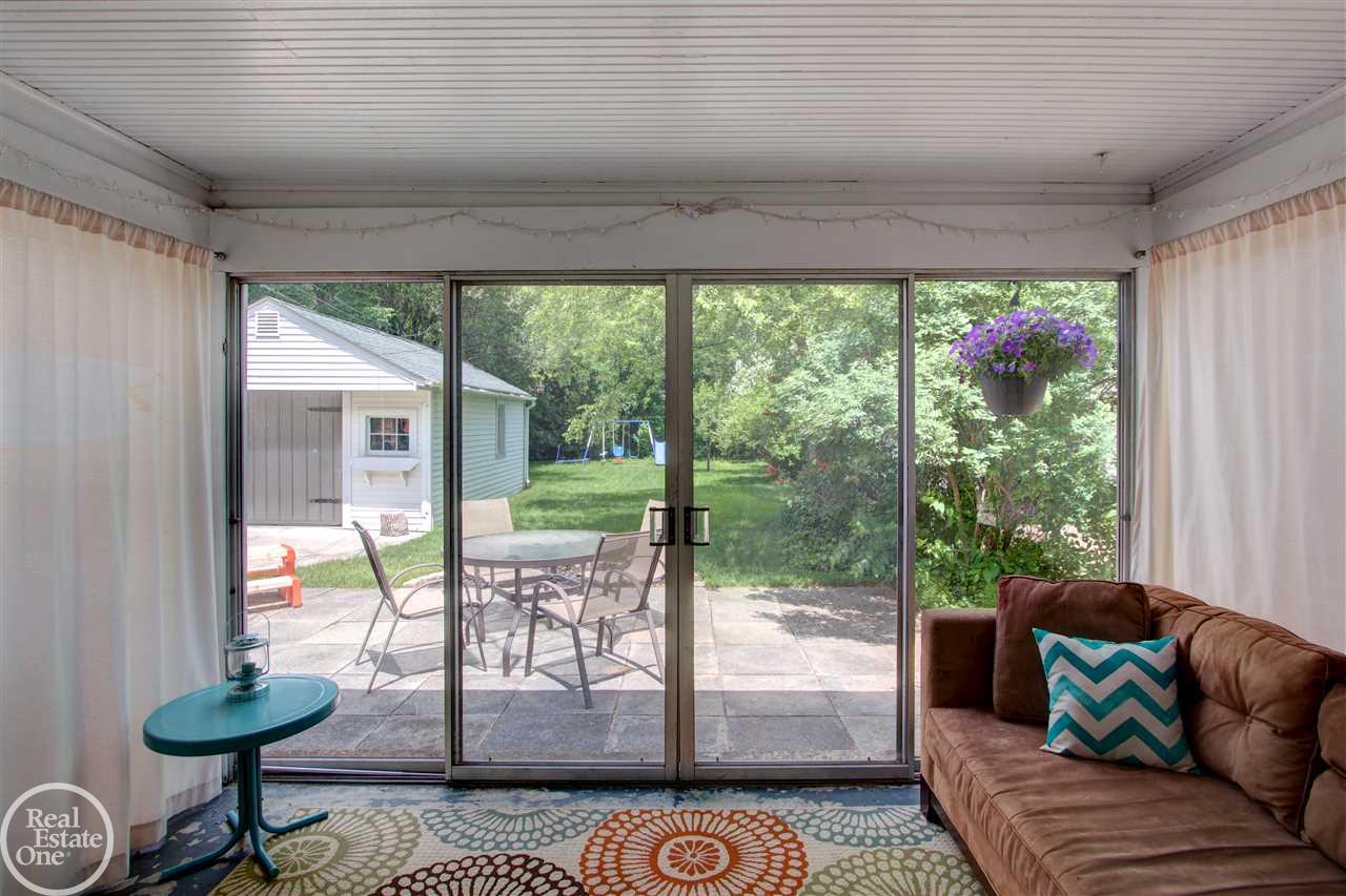 1324 Roslyn Road Grosse Pointe, MI 48236 - Photo 14 of 34 31351245-13.JPG