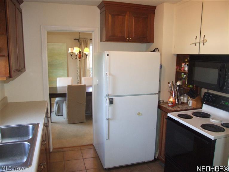 4927 Mayfield Road Lyndhurst, OH 44124 - Photo 12 of 25 KITCHEN