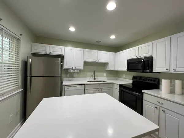 $1,795 | 8064 Shadow Oak Drive, North Charleston, SC 29406