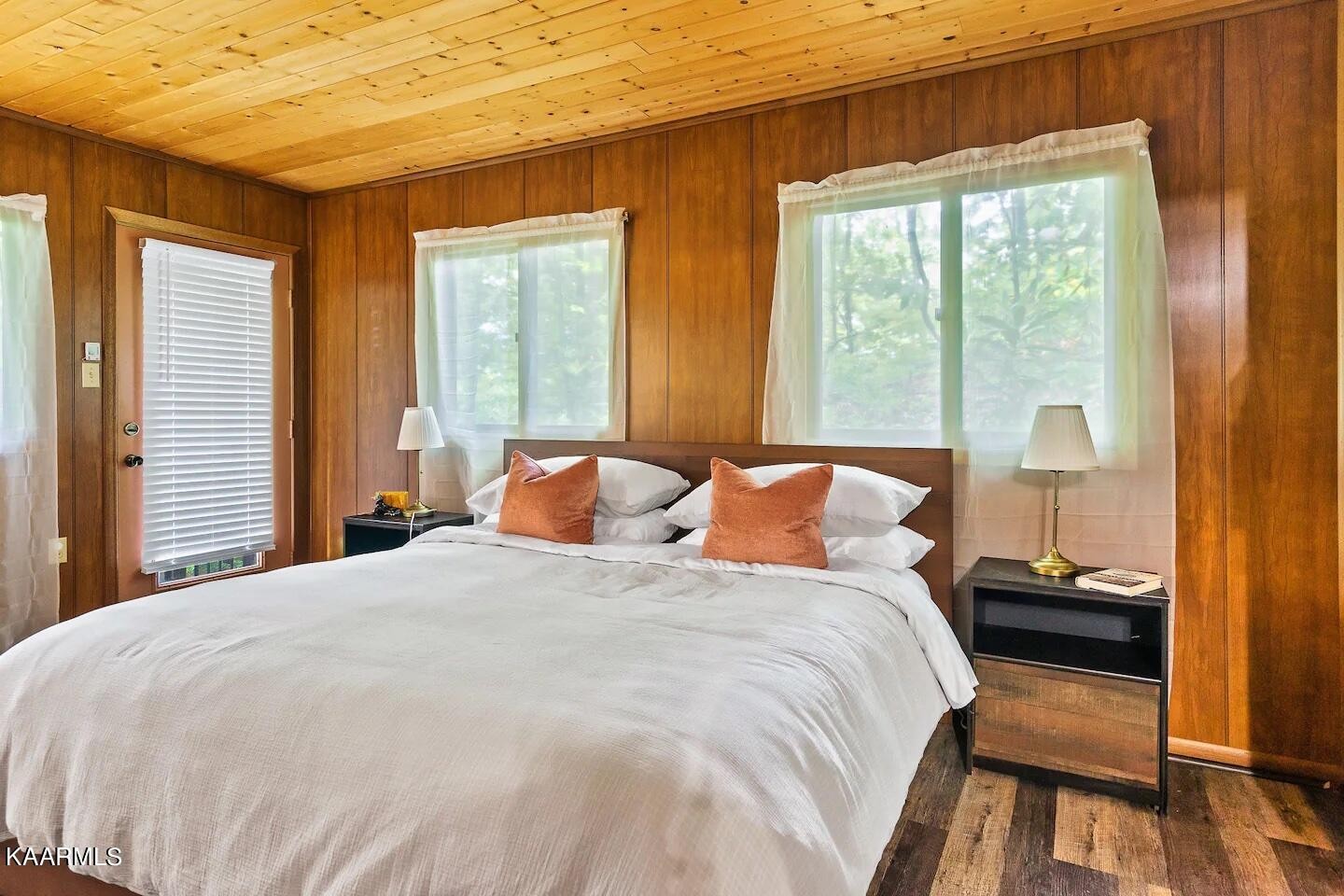 1424 Zurich Road Gatlinburg, TN 37738 - Photo 12 of 27 a large bed sitting in a bedroom next to a window