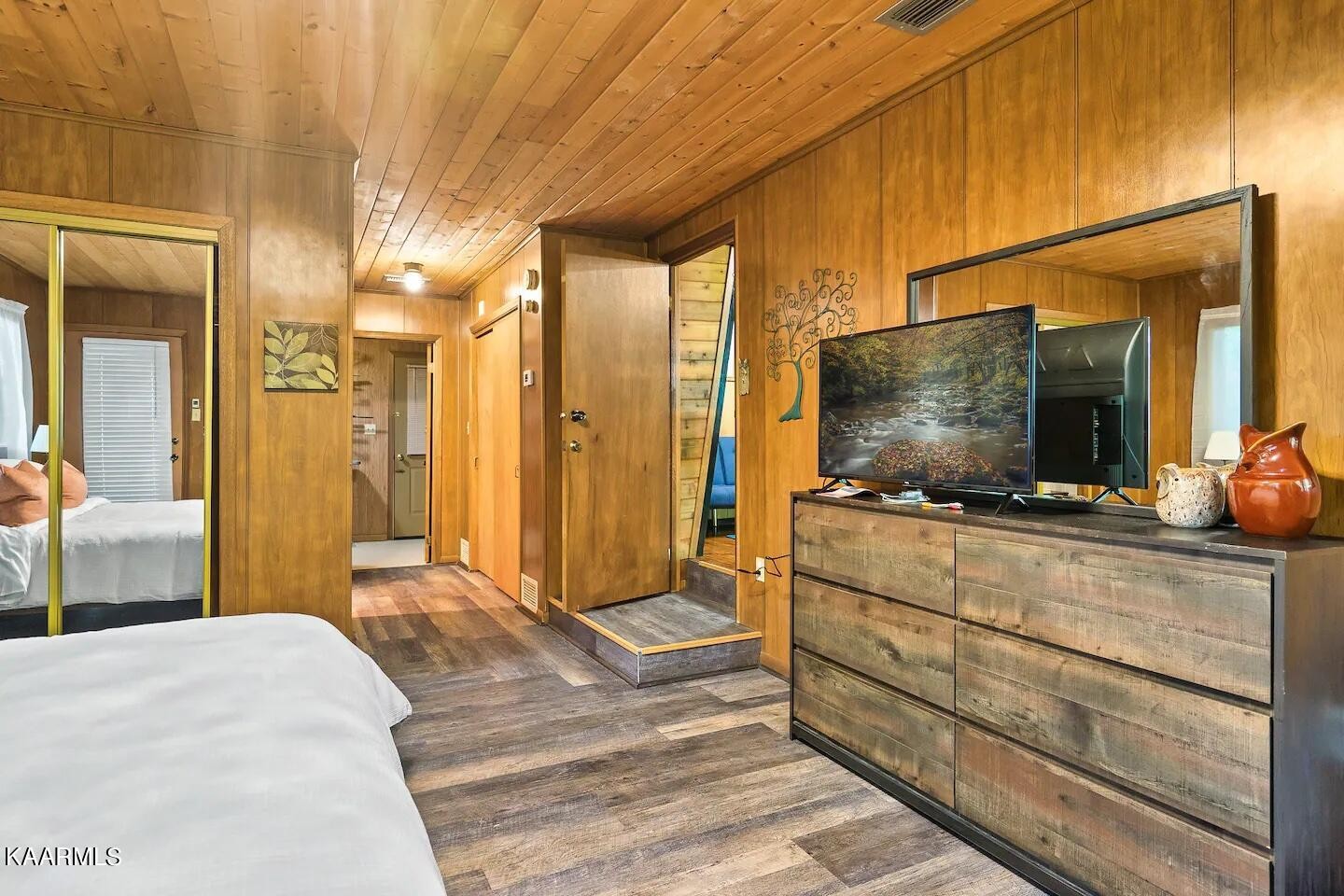 1424 Zurich Road Gatlinburg, TN 37738 - Photo 14 of 27 a room with a bed a television and a window
