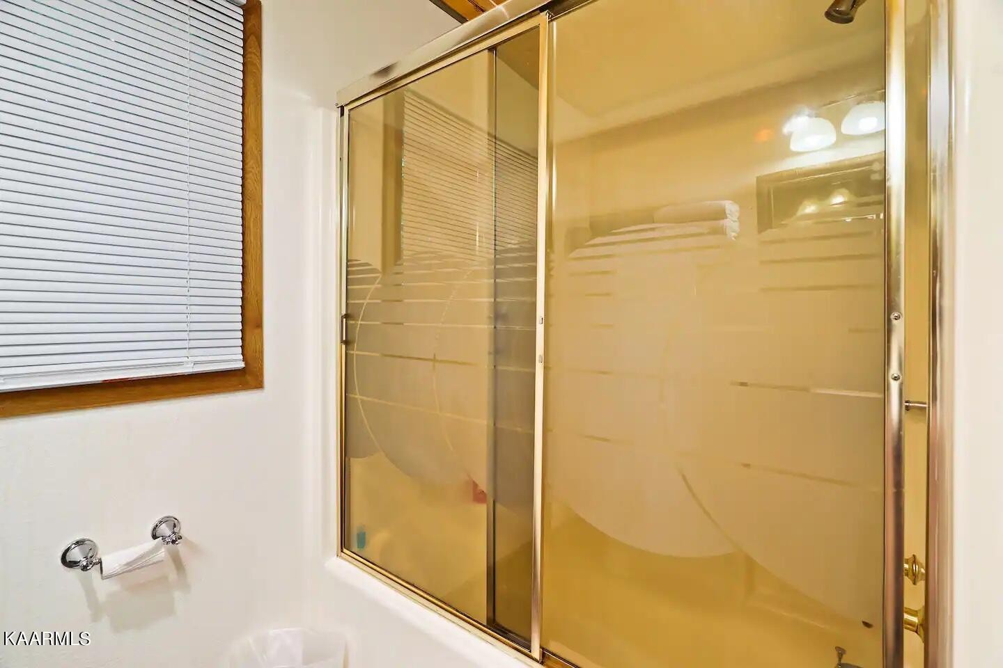 1424 Zurich Road Gatlinburg, TN 37738 - Photo 17 of 27 a bathroom with a shower