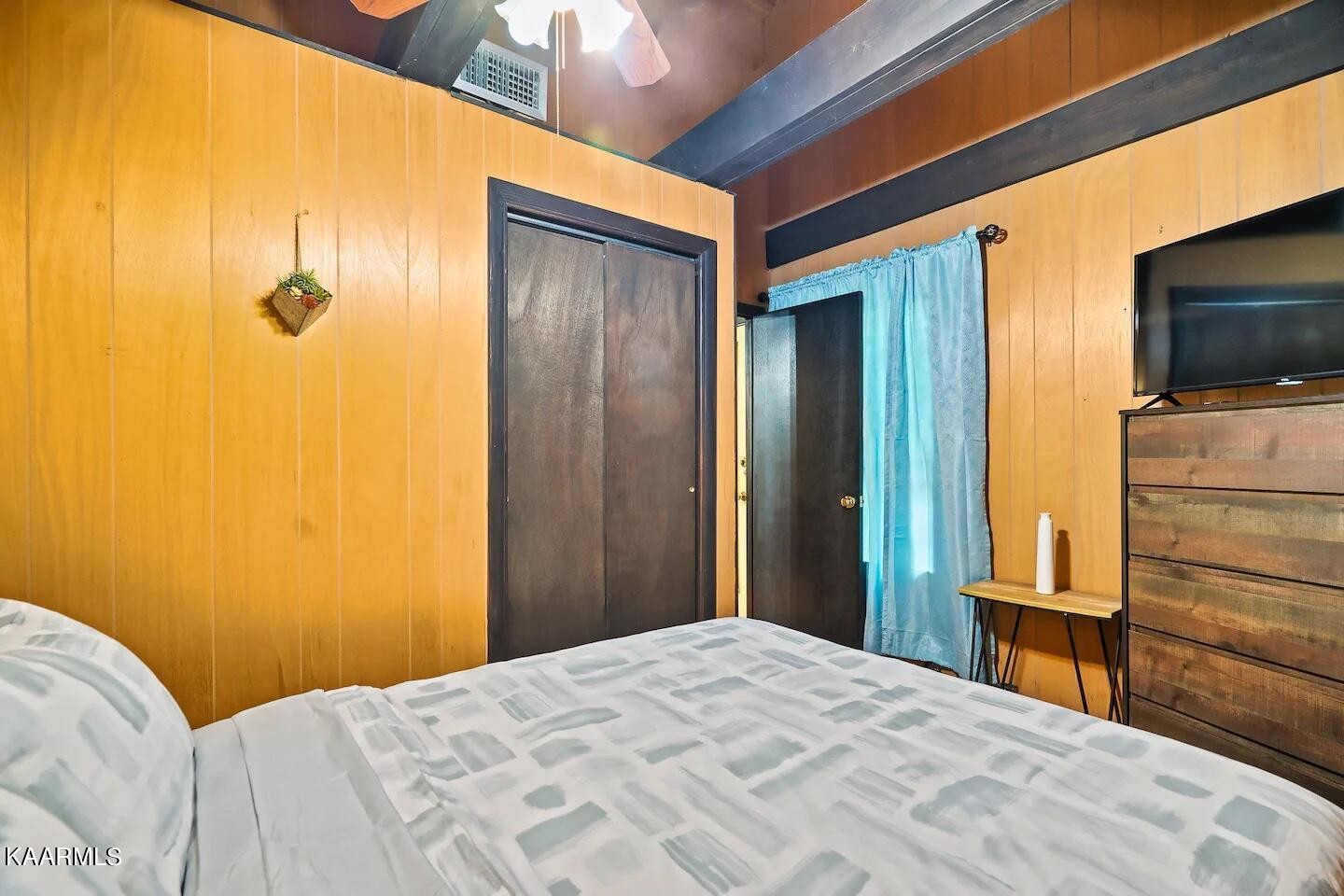1424 Zurich Road Gatlinburg, TN 37738 - Photo 19 of 27 a bedroom with a bed and a television